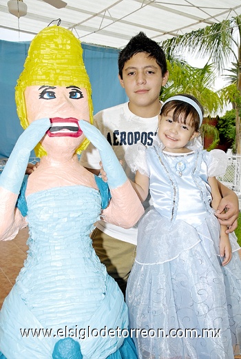 06092009 Kamila Elaine Paredes González lució como la princesa Cenicienta en su cuarto cumpleaños, acompañada de su hermano Érk Enrique.