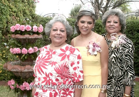 06092009 La feliz novia en compañía de su mamá, Sra. July Cisneros y su tía, Sra. Lida Cisneros.