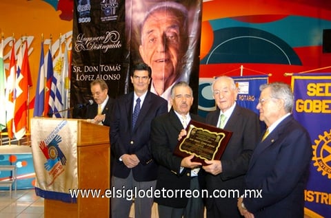 06092009 D0n Tomás López Alonso, recibió el reconocimiento de Lagunero Distinguido de parte de Raúl Pérez Valdés, presidente del Club Rotario de Torreón.