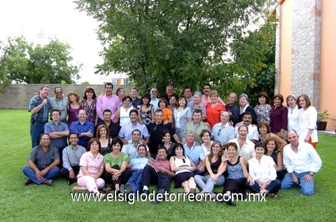07092009 Grata convivencia. Los ex compañeros de la Pereyra se reunieron el sábado pasado para recordar viejos tiempos.