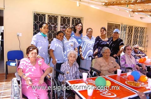 07092009 Angélica, Linda, Tanita, Aurorita, Marysol, Bere, Judith, Adriana, Paty, Azucena y Bertita, disfrutaron de la reunión.