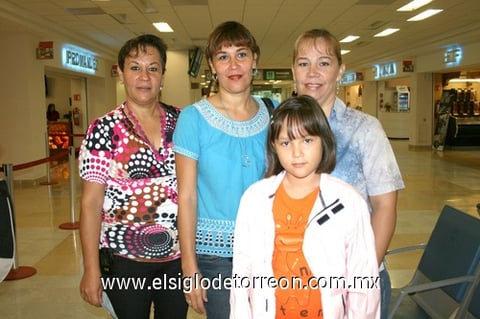05092009 Nora Elia Caballero y Paola González se fueron con destino a Tuxtla Gutiérrez, Chiapas, y fueron despedidas por Martha y Catalina Caballero.