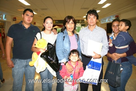 05092009 Gerardo Martínez, Alma Rivas, Nicolás y Daniela Martínez viajaron al Distrito Federal y fueron despedidos por Jéssica Ornelas, Nestor y Paola Martínez.