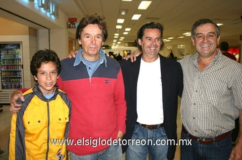 05092009 Marc, Philippe y Cédric Plouin fueron recibidos en el aeropuerto por Jacques Plouin.