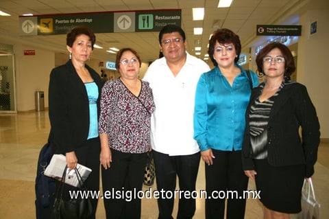 05092009 Carolina López, María Mayela Alvarado, Blanca Ibarra de la Rosa y Olga Lilia Aranzabal recibieron a Luis Miguel Victoria.