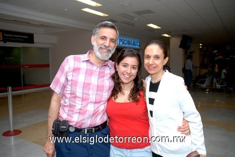 07092009 Jesús Zarzar y María Elena de Zarzar despideron a su hija Eliana Zarzar, quien emprendió un viaje a Francia.
