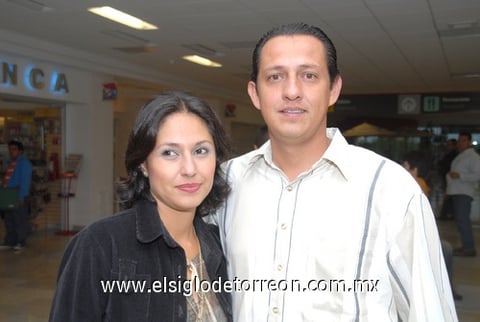 07092009 Lizbette Alcalá Garay viajó a la Ciudad de México y fue despedida por Gerardo Rosas Alatorre.