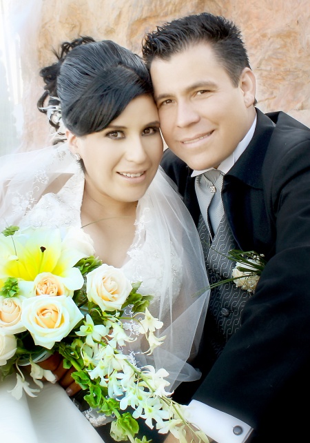 Contrajeron nupcias, Srita. América Celeste Montes Esquivel y Sr. Jorge Alejandro Espino Flores, en la
iglesia de San José, el 25 de julio de 2009, en punto de las 17:30 horas. 

Sandoval Fotografía