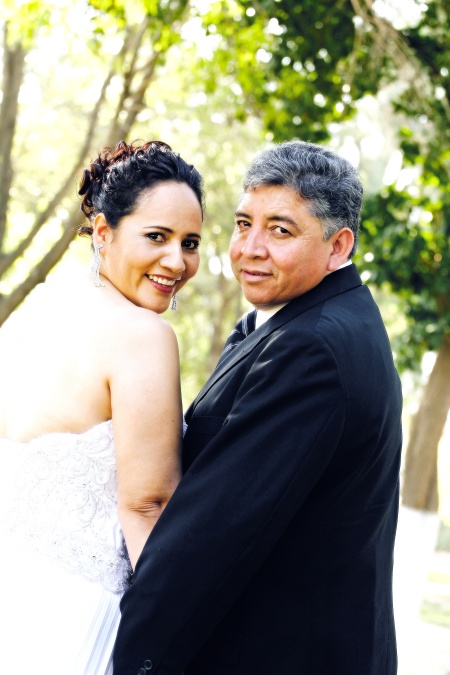 Norma Eréndida Castro Ramírez y Juan Luna Delgadillo festejaron sus Bodas de Plata junto a sus hijas Kizzy Carolina, Samanta y Deyanira Luna Castro.