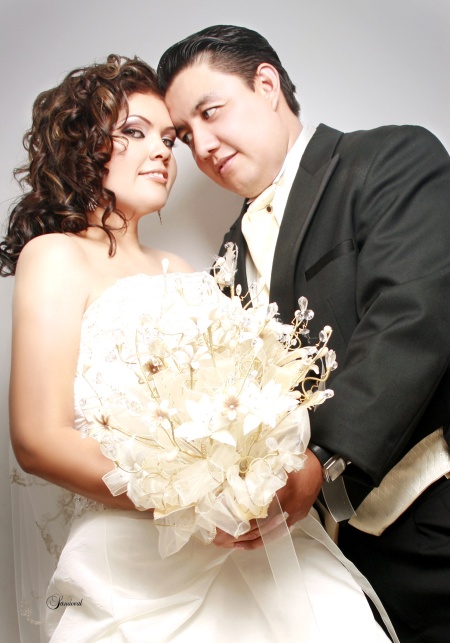 I.B.Q. Yoanna Elizabeth Cárdenas Morales unió su vida a la del L.A.E. Luis Miguel Acosta Sariñana, el sábado primero de agosto de 2009, en punto de las 20:30 horas. 

Sandoval Fotografía