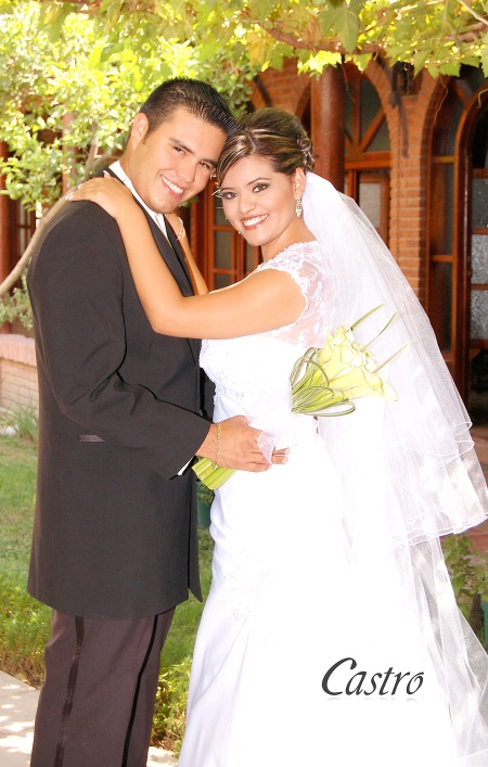 Ing. Ind. Sara Espinosa Andrade y M.C. Víctor Ilich Mirón Orozco, celebraron su unión en la iglesia de los Sagrados Corazones de Jesús y María, el 18 de julio de 2009, a las 18:30 horas. 

Castro Fotografía y Video