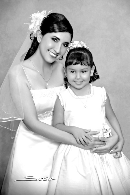 Lic. Leila Rocío Piña Domínguez, en compañía de su sobrina, Leila Alejandra Piña Pacheco, el día de su boda con Lic. Gandhi Limón Villegas.

Studio Sosa