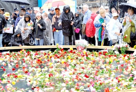 El cielo nublado y la lluvia intermitente estuvieron a tono con la ceremonia en la que familiares de las víctimas accedieron a la zona, ahora entre vallas y en plena reconstrucción, para depositar flores en homenaje a sus seres queridos en un pequeño estanque en medio del páramo, no lejos de una enorme grúa.