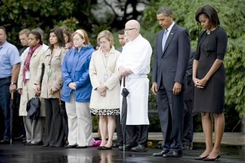 El presidente de Estados Unidos, Barack Obama, junto a su esposa, Michelle, guarda un minuto de silencio durante el octavo aniversario de los atentados contra las Torres Gemelas de Nueva York, en Washington, Estados Unidos.