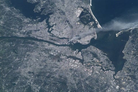 Foto cedida por la NASA que muestra dos columnas de humo ascendiendo desde Manhattan después de que dos aviones chocaran contra las Torres Gemelas de Nueva York, Estados Unidos, el 11 de septiembre de 2001.