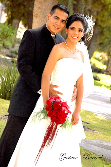Lic. Marcela Monserrat de la Cruz Seseñas contrajo sagrado matrimonio con el Lic. Luis Ángel Robles
García, en la Iglesia de Lourdes, el 25 de julio de 2009, en punto de las 19:00 horas. Son hijos de los Sres.
Juan Manuel de la Cruz García y María Mónica Seseñas Álvarez; Leopoldo Robles Sifuentes (f) y Rebeca Alicia García Rivas.

Gustavo Borroel Fotografía