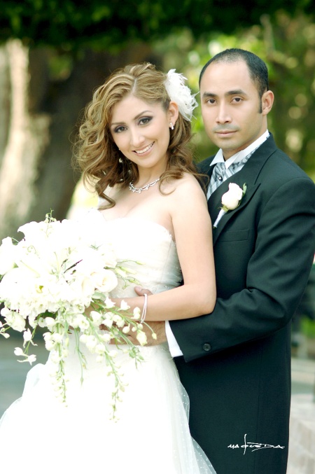 Contrajeron sagrado matrimonio en la iglesia de La Inmaculada Concepción, Dra. Myrna Lizeth Bonilla Dávila
y Dr. César Hernández Uscanga, el 18 de julio de 2009, a las 20:00 horas. 

Maqueda Fotografía