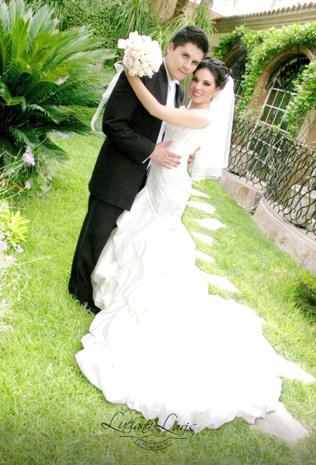 Contrajeron matrimonio, Srita.Yolanda AridianaMartínezGutiérrez y Sr. Antonio Trejo Escobar, el 18
de julio de 2009, en punto de las 19:30 horas, en la Quinta Avelar. Ellos son hijos de los Sres. Adrián
Martínez Fernández y María Eugenia Gutiérrez de la Fuente; DavidTrejo Piedras y Carolina Escobar
Vázquez.- Luciano Laris Foto y Diseño