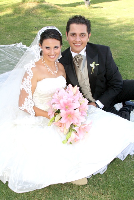 Srita. Beatriz Alejandra García Loo y Sr. José Humberto Cantú López, unieron sus vidas ante Dios, en la parroquia de la Virgen María de la Medalla Milagrosa, el ocho de agosto de 2009, a las 20:30 horas.