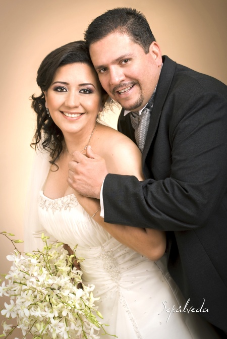 En la iglesia de La Sagrada Familia contrajeron matrimonio, CP. Laura Isabel López Martínez e Ing. Víctor Hugo González Rodríguez, el ocho de agosto de 2009, en punto de las 18:00 horas. 

Estudio Sepúlveda