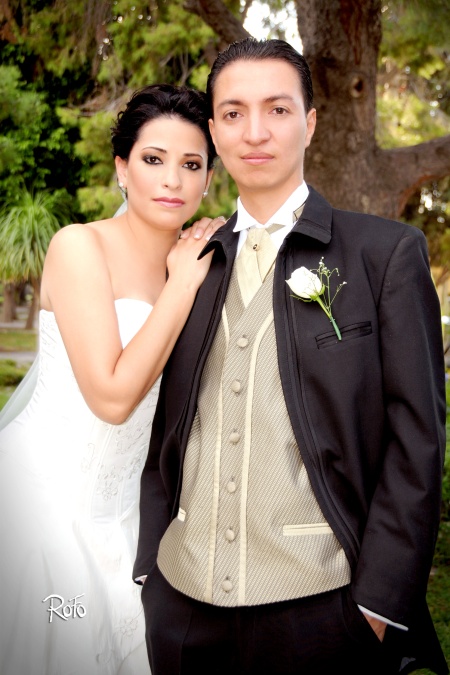 Contrajeron matrimonio, Srita. Conny Estrada Flores e Ing. Rogelio Armando Aldaco de Alba, en la parroquia de San Felipe de Jesús, el 22 de agosto de 2009, a las 20:00 horas. 

Rofo Fotografía