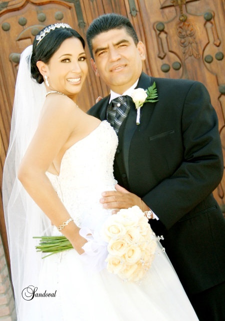Unieron sus vidas ante Dios, Srita. Luz Adriana García Montañez y Sr. Salvador Rodríguez López, en la parroquia Los Ángeles, el primero de agosto de 2009.

Sandoval Fotografía