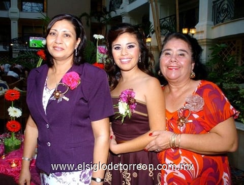 11092009 La festejada acompañada por su futura suegra Sra. Rosalía González de Vázquez, y su mamá Sra. Alma Silvestre Orozco de Mirón.