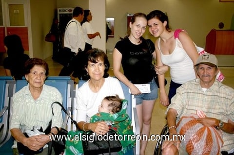 11092009 California. Jacqueline, Yolanda y Juan Martínez despidieron a Ivette Martínez y Clemen Rodríguez.