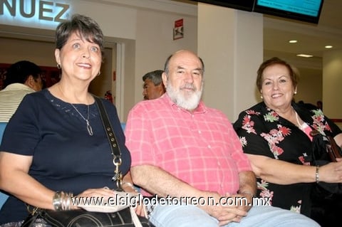 11092009 Juárez. Elvia Madero y Martha Garza despidieron a Rogelio Madero.