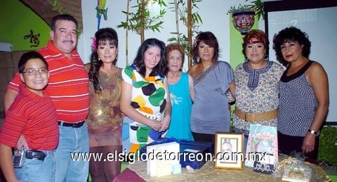 09092009 Esther Fraisse celebró su cumpleaños junto a Alexis, Darío, Hilda, Jesy, Coco, Katy y Mary.