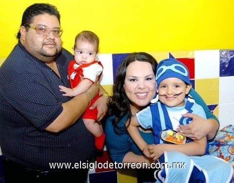 10092009 En familia. Diego Basilio en compañía de sus padres, Sres. Basilio Cortez Amezcua y Humaya Betancourt de Cortez y su pequeño hermanito, Rodrigo Cortez Betancourt.