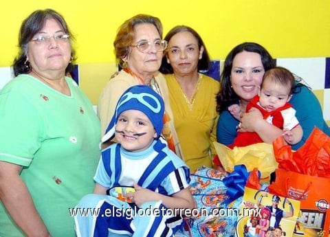 10092009 El cumpleañero acompañado por sus abuelitas, Humaya Sánchez y Juanita de Cortez, así como su bisabuelita, Lupita Sánchez y su mamá, Sra. Humaya Betancourt de Cortez.