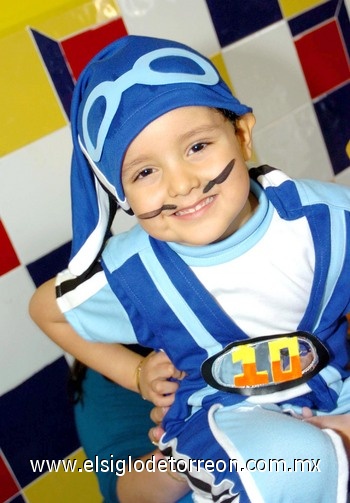 10092009 Diego Basilio Cortez Betancourt festejando su cumpleaños, disfrazado de Sportacus.- Érick Sotomayor Fotografía