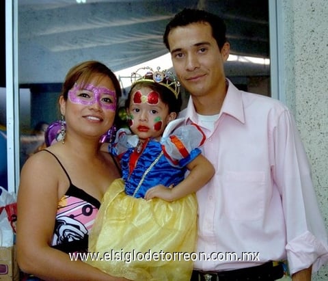 09092009 América Analí García Vázquez en su fiesta de tres años de edad acompañada de sus papás Claudia Isabel Vázquez y Christhoper García Lozano.
