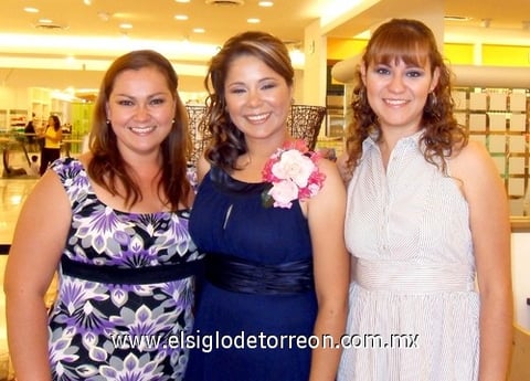10092009 La festejada en compañía de sus amigas, Brenda de Pulgarín y Karina Adriana García.