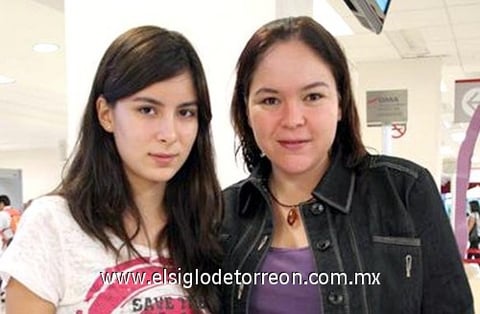 10092009 Después de visitar a sus familiares, Sabrina Sáenz y Sabrina Jiménez regresaron a la Ciudad de México.
