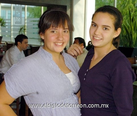 10092009 Mayte y Cris se fueron a Canadá donde realizarán un viaje de estudios.