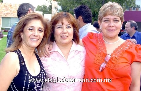 09092009 Vicky Valdés, Leticia Rivera y Edna Reyes, en la reunión de ex compañeros de la Pereyra.