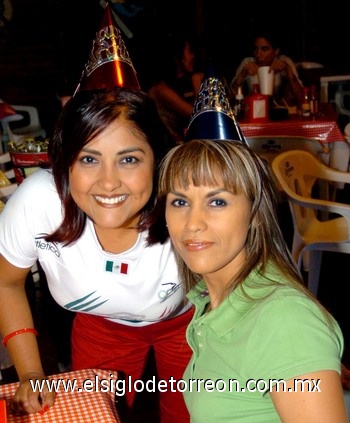 09092009 Laura Ayala y Mary Banda, presentes en un restaurante de la localidad.