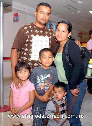 09092009 María García y Cuauhtémoc Ángel fueron despedidos en el aeropuerto por Manuel, Manuel Jr. y Ariana Aguilar.