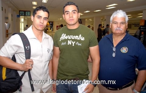 09092009 Ignacio Ceniceros Guillén y Abraham Ceniceros Armendáriz despidieron en el aeropuerto a Irving Ceniceros, quien emprendió un viaje a Egipto.