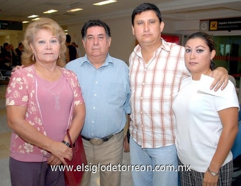 09092009 Raúl Martínez Rodríguez se fue en plan de negocios a Ensenada y fue despedido por Rosalinda, Raúl y Jovana.