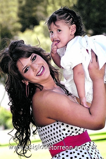 13092009 Karla junto a su pequeña hija Ana Paula.