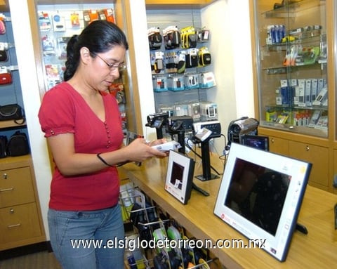 13092009 Una súper compradora Liverpool, al momento de elegir sus artículos favoritos. EL SIGLO DE TORREÓN / ÉRICK SOTOMAYOR