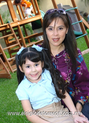 14092009 Nicole Villarreal y Claudia Rodríguez, presentes en el festejo.