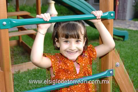 14092009 Muy divertida. María José lució feliz en el festejo infantil.