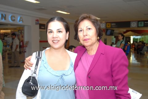 14092009 Lorena Mier se fue con destino al Distrito Federal y fue despedida por Lupita de Lara.