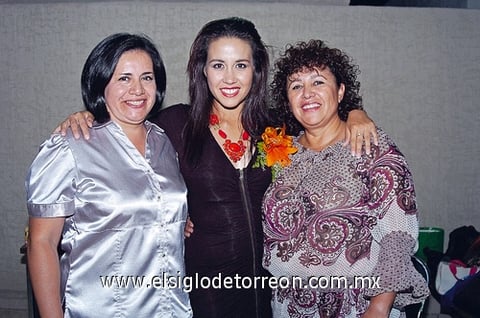 14092009 Fatme Macías López junto a las anfitrionas de su despedida de soltera.