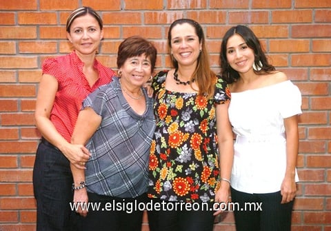 12092009 Verónica Porras de Estrada junto a las organizadoras de su fiesta de canastilla, Meyer Estrada de Reyes, María Elena Martínez de Estrada y Claudia Estrada.