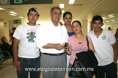 12092009 México. Jesús Ricardo Rivas fue despedido por la señora Ana y sus hijos Thirsa, Adán y Antonio.